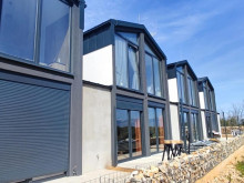 Řadov&eacute; domky u Zatonu