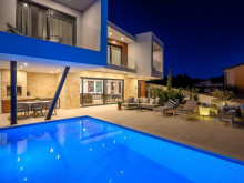 Modern&iacute; vila nedaleko Rogoznice