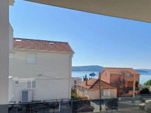 Prostorný apartmán v Seget Donji 