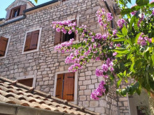 Kamenná vila s apartmány na Brači